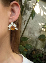 Studs mini orquidea Cattleya blanca