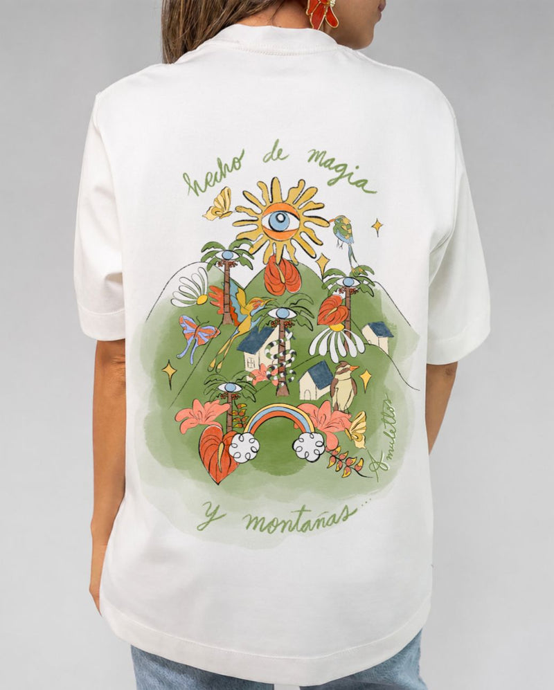 Hecho de Magia y Montañas T-Shirt